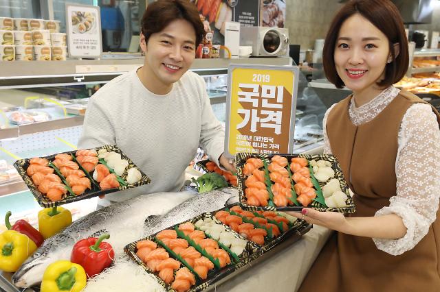 이마트 국민가격 3탄, 회 2점 얹은 ‘어메이징 덤 초밥’ 판매 