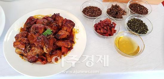 [맛보니] 돈치킨X이경규의 ‘허니마라치킨’…혀가 얼얼, 벌꿀이 잡아주네 