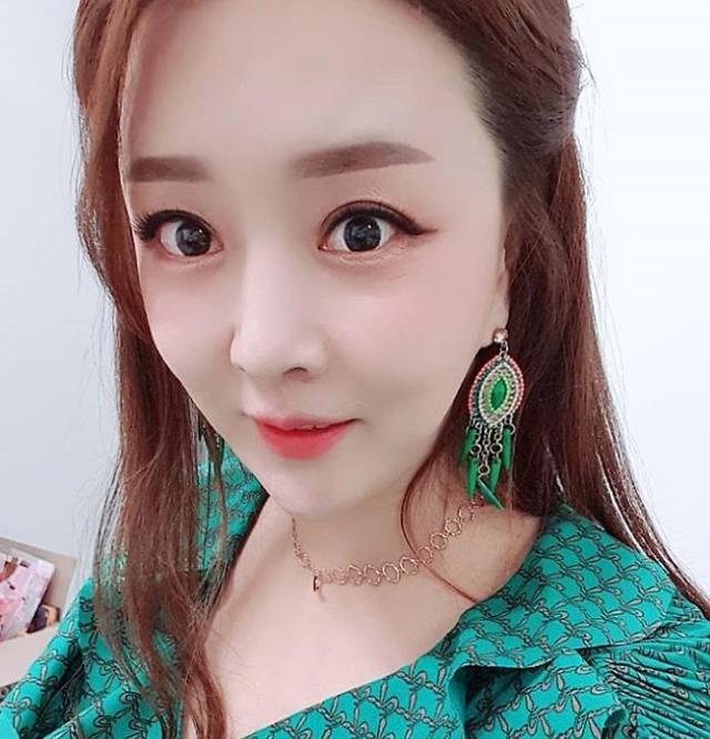 [슬라이드 #SNS★] 금잔디, 애교만랩 찍는 트로트 여신…외모도 동안