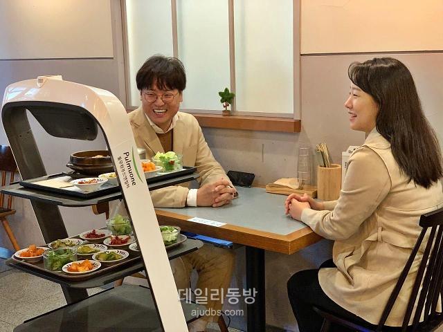 풀무원푸드앤컬처, 외식매장에 자율주행 서빙로봇 딜리 도입