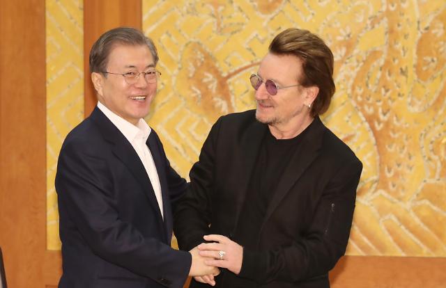 [포토] 록밴드 U2 보노 접견하는 문 대통령