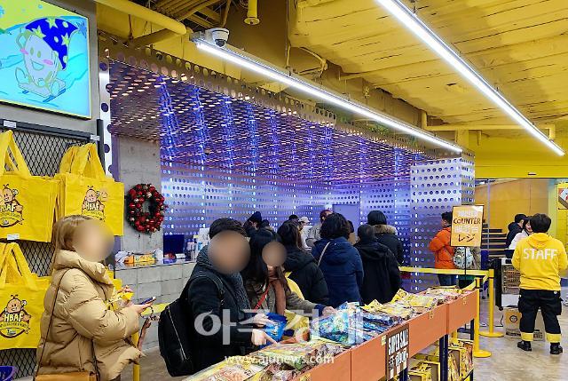 [2020 K푸드 전성기] 역한류 바람 탄 허니버터 아몬드…명동상권 평정
