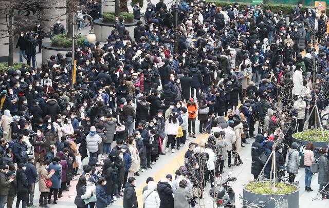[포토] 목동 행복한백화점 앞 마스크 구매 행렬