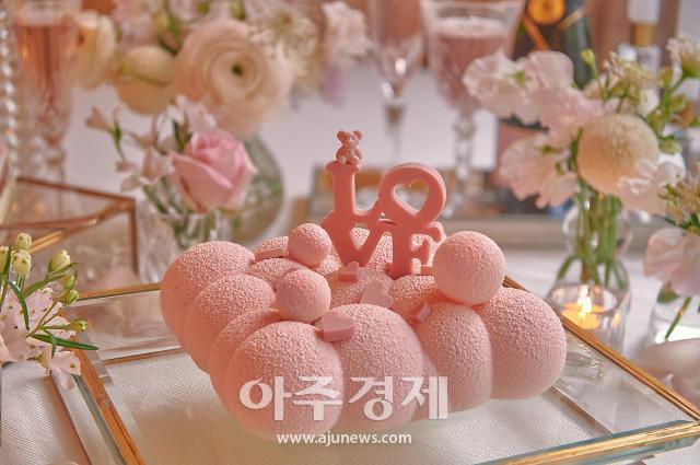 외출 막힌 화이트데이…달콤한 케이크로 낭만 홈파티