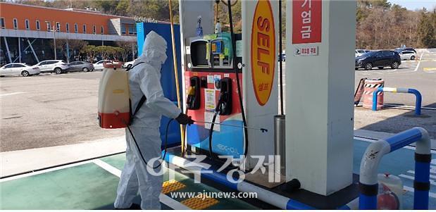 코로나19 지역사회 전파에 주유시설 소독에 바쁜 고속도로 주유소