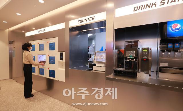 [포토] 롯데리아, 40년 역사 최초 플래그십 스토어 L7홍대점 오픈