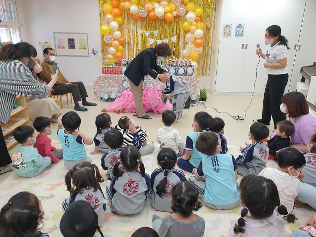 성주군 너랑나랑 문구센터 이한승 대표 100주년 어린이날 맞이 가천면 지역 아동에 놀이꾸러미 전달