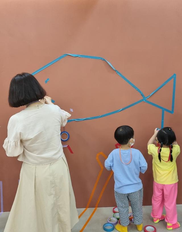 [르포]놀이기구 대신 상상놀이..입장료 1000원 서울형 키즈카페 가보니