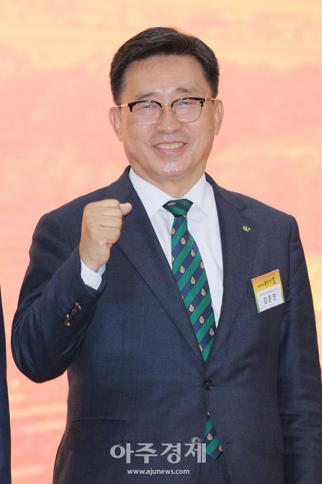 [포토] 김춘식 한국농수산식품유통공사 사장, 농업인 화이팅!