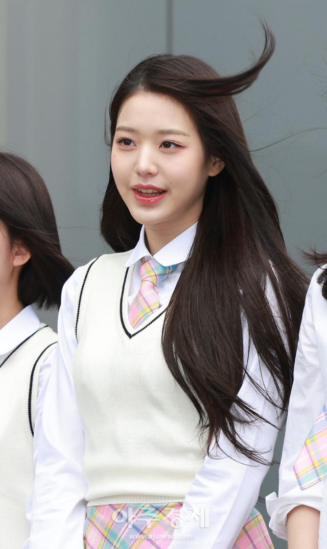 [포토] 장원영, 강풍에 뿔난 머리