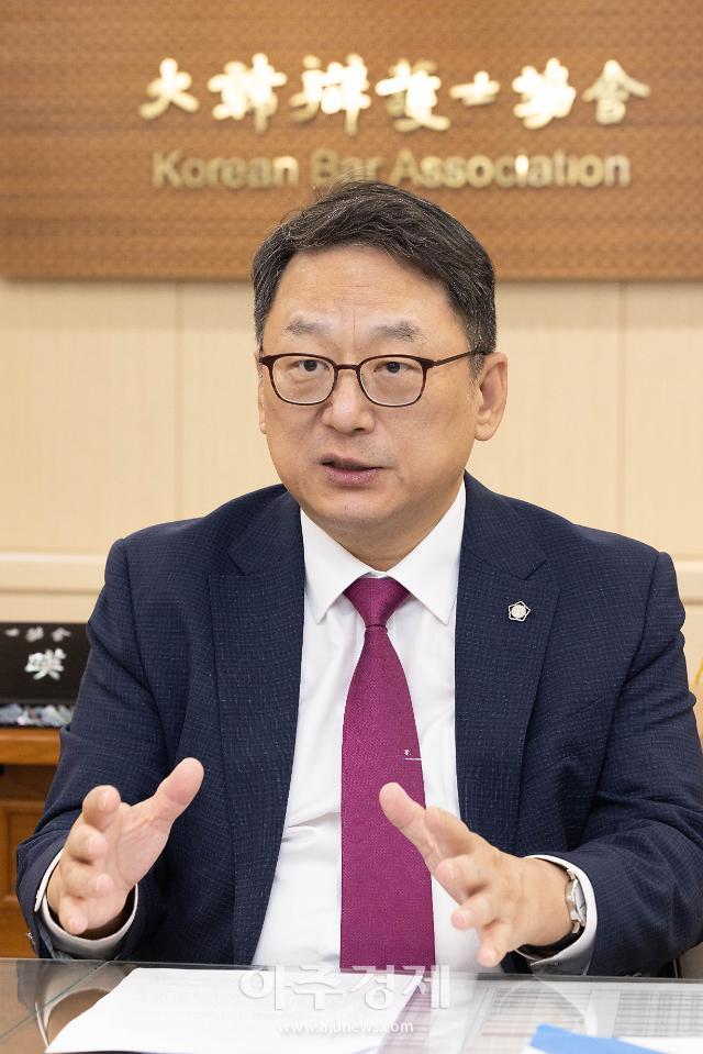 [인터뷰] 김영훈 변협회장 법률보험 개발하겠다...IPO 법무보고서 도입 목표도