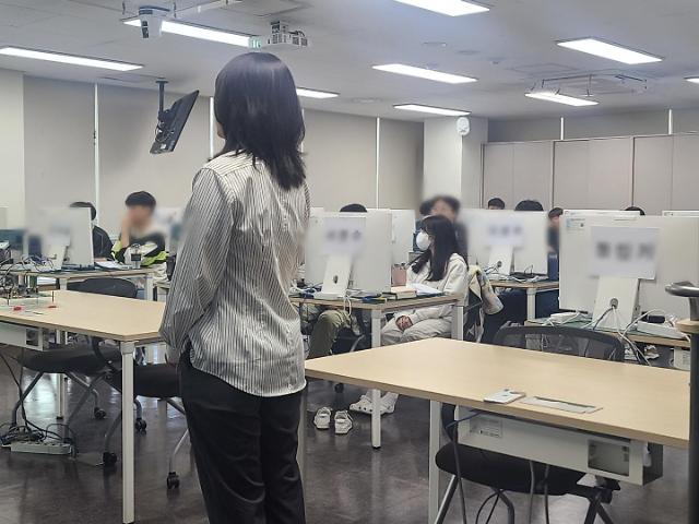 [르포]교수님도 처음 봤대요...시스템반도체 인력 양성 현장 가보니