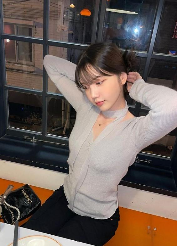 [슬라이드 포토] 박서준과 열애설 유튜버 수스, 누구? 아이유 느낌이 살짝