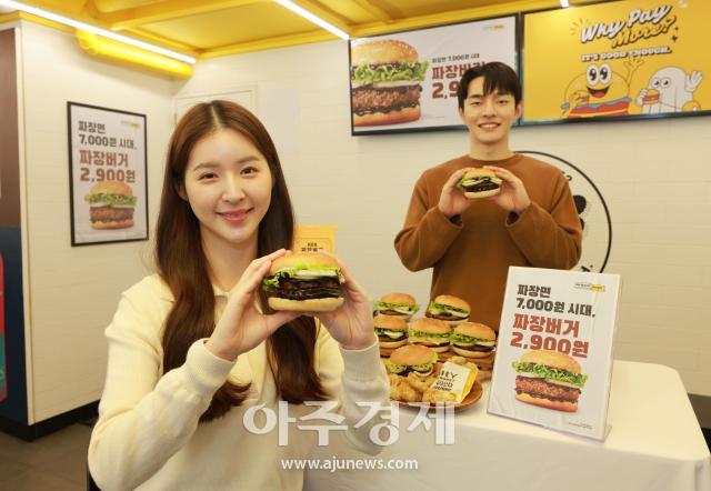 [포토] 신세계푸드, 노브랜드 버거 짜장버거 출시