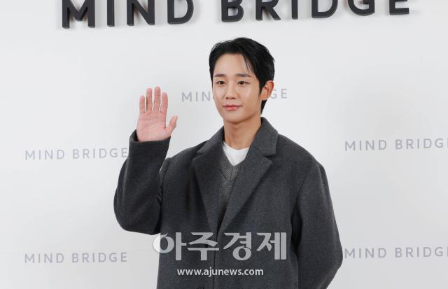 [포토] 정해인, 훈훈한 손인사
