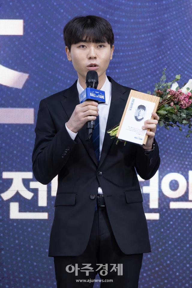 [포토] 배틀그라운드 헤븐 김태성 선수, 명예의 전당 히어로즈 헌액
