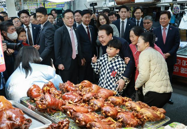 [포토] 마산 시민들과 기념촬영하는 윤석열 대통령