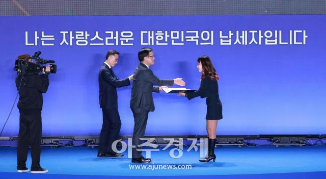 [포토] 이오에스 주식회사, 납세자의 날 동탑산업훈장 수상