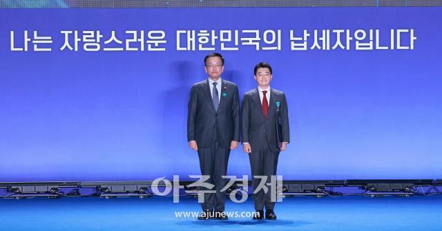 [포토] 에스제이에프(주), 납세자의 날 산업포장 수상