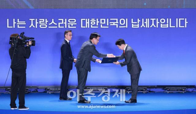 [포토] 에스제이에프(주), 납세자의 날 산업포장 수상