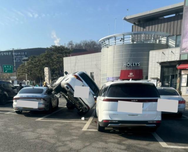 벤츠가 택시랑 어깨동무…서울 만남의광장 주차 화제