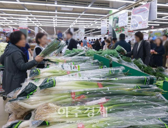 [포토] 875원 대파 구매하는 시민들