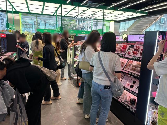 [르포] 한국 오면 꼭 들러야 하는 이곳...K-뷰티, CJ올리브영에 다 모였다