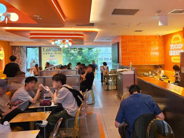 [르포] 맘스터치 로고 보이게 찰칵…일본 찾은 관광객도 빨아들이는 K-버거 맘스터치