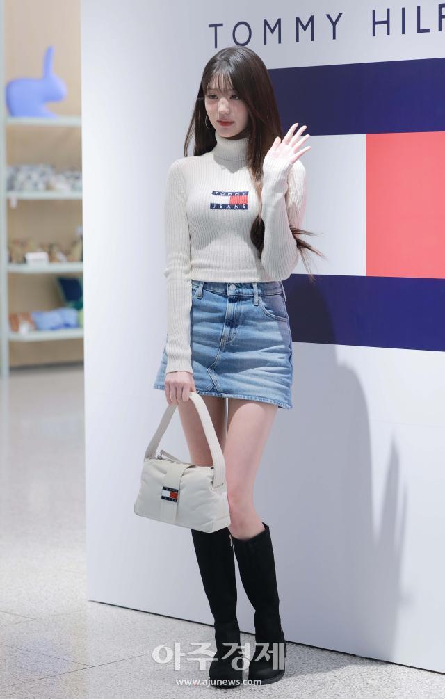 [포토] 타미 힐피거, 더 현대 서울 여의도점 리뉴얼 오픈 기념 앰버서더 장원영 초청 포토콜 진행