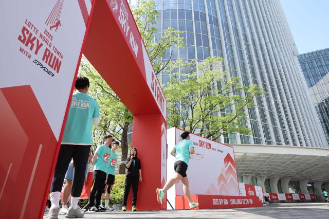 롯데월드타워, 123층 오르는 스카이런 개최...1위는 18분32초