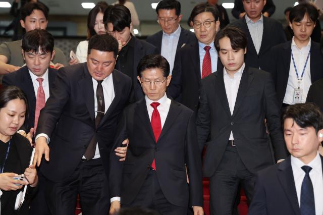 김문수 "강제 단일화 불응할 것"…의총서 지도부와 충돌