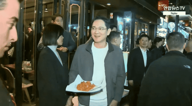 [영상] 치킨값 누가 냈나... 젠슨 황 