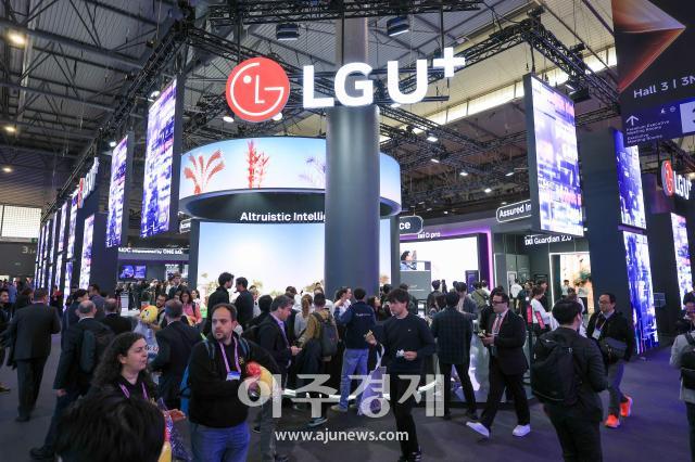 붐비는 MWC 2026 전시관 관련자료 3