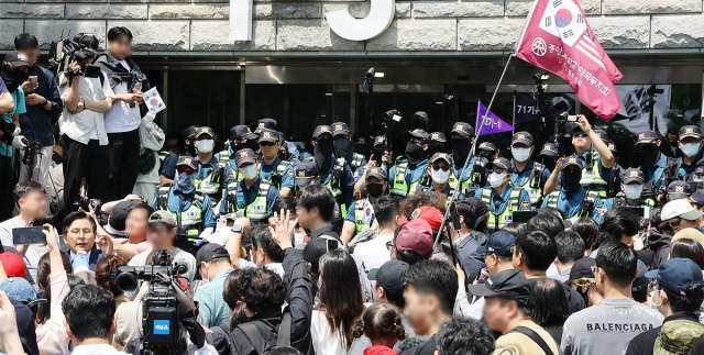 잠실 개표소 봉쇄 시위 이틀째…1만명 집결 속 재선거 요구