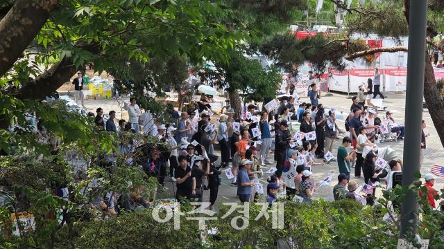 잠실 개표소 봉쇄 열흘째...참여 시민 줄었지만 '재선거' 주장 여전