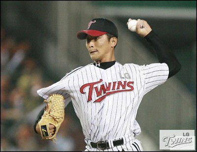 류택현 시즌 9호 홀드와 함께 통산 100호 홀드 달성