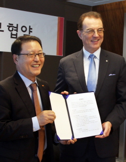 SKT, 스마트투어 출시…여행가이드 따로 없네