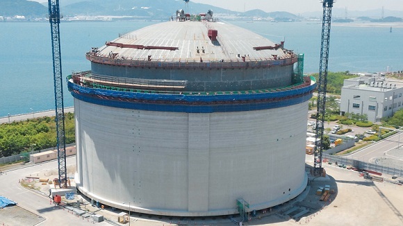 국내 최대 LPG 저장탱크 지붕 올렸다