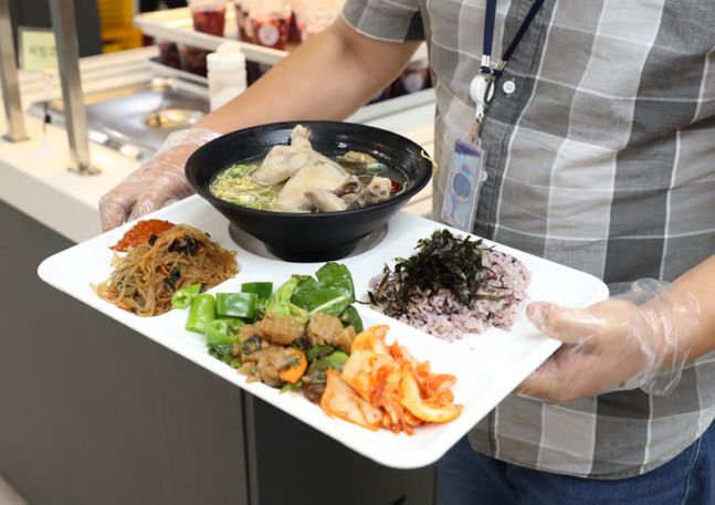 쿠팡풀필먼트서비스, 말복 맞아 직원들에게 보양식 제공