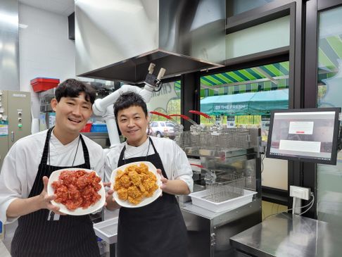 치킨 로봇 도입하자 매출 337% 껑충