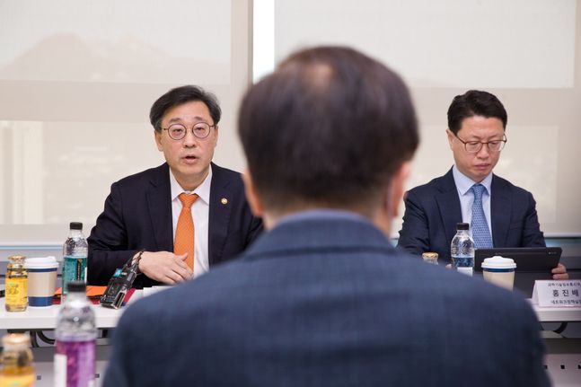 통신시장 과점 구조 손본다… 정부 압박에 통신3사 초긴장