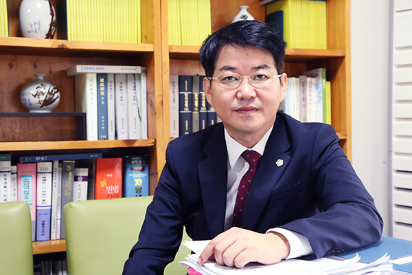[주목 이사람] 오창 여중생 사건 지원 김석민 충북법무사회장