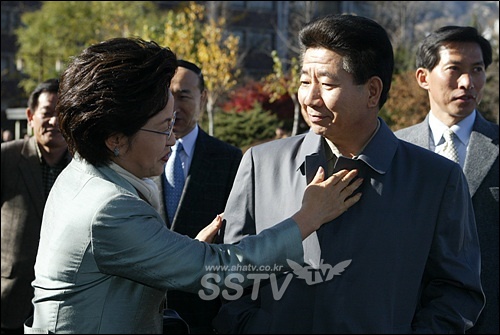 [盧 미공개 사진] 옷 매무새 살피는 권여사와 따스한 눈길