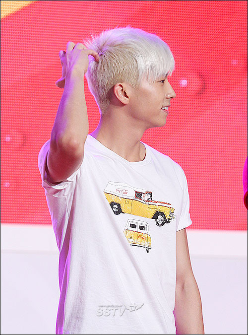 [SS포토] 런던올림픽 선수단 결단식 2PM 장우영, 머리 가려워 긁적긁적~