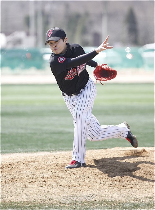 [SS포토] 연예인야구대회 악동클럽 임대석 근황, 엄청난 투구폼