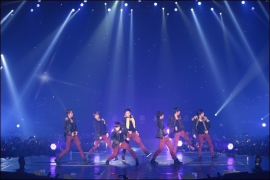 인피니트, ‘시계춤?’ 신곡 ‘Request’ 깜짝 무대 선사