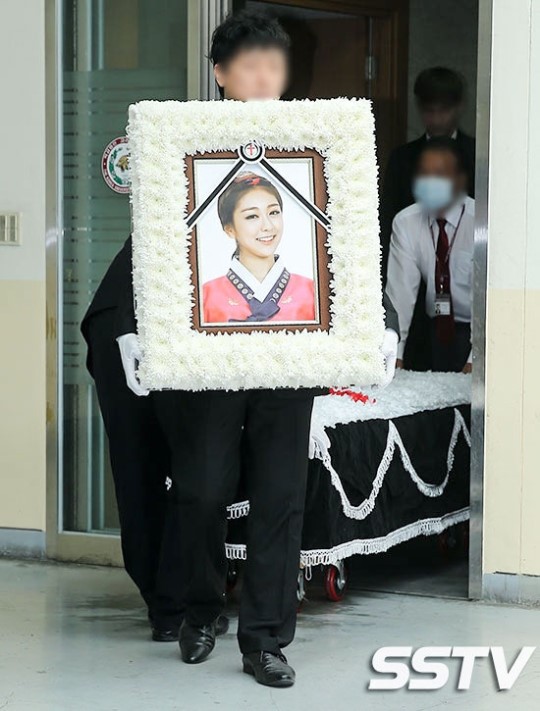 레이디스 코드 故 권리세 발인, 마지막 한복 영정사진… [SS포토]