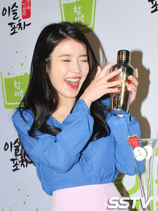 아이유, 진정한 술맛을 아는 표정 캬~ (홍대 이슬포차) [SS포토]