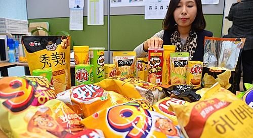 [마켓&유통] 감자스낵, 기준치 넘는 바람도 빵빵…포화지방도 최대 36%, 프링글스·수미칩·포카칩·허니버터칩·스윙칩·예감·구운감자등
