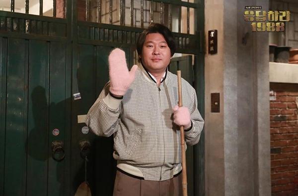 응답하라 1988 최택이 사준 장갑끼고 마당 쓰는 고길동 아저씨